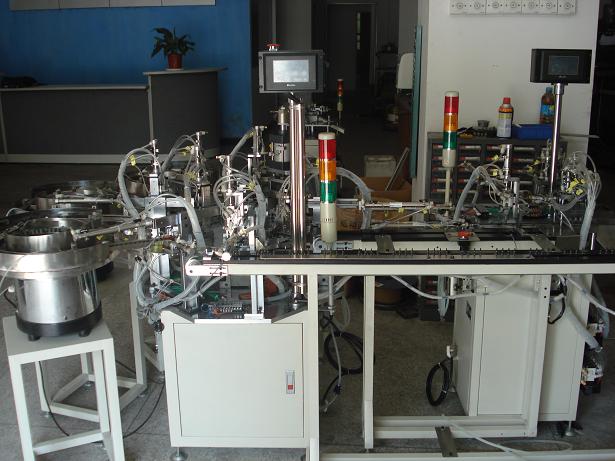 琴鍵開關自動裝帽機1